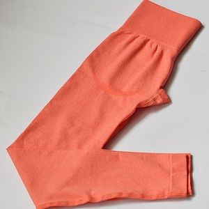 🍑NEW Coral Contour Seamless Leggings!